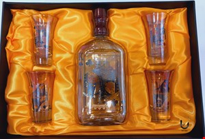 ست هدیه لوکس 5 پارچه طرح کینگ ( بطری، 4 عدد شات )