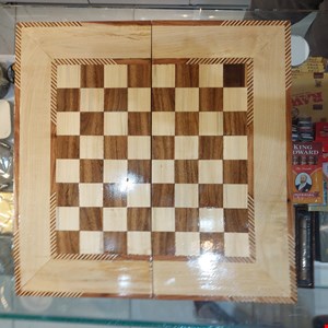  این تخته نرد زیبا با هنر اصیل معرق‌کاری دست‌ساز ساخته شده و جلوه‌ای چشم‌نواز از ترکیب چوب‌های طبیعی را به نمایش می‌گذارد. طراحی ستاره هشت‌پر در مرکز صفحه، همراه با رگه‌های طبیعی چوب و پرداخت براق، این محصول را به اثری هنری و کاربردی تبدیل کرده است.استفاده از چوب باکیفیت، ظرافت در اجرای معرق و دقت در جزئیات ساخت، باعث شده این تخته نرد علاوه بر مناسب بودن برای بازی، گزینه‌ای ارزشمند برای هدیه و دکوراسیون نیز باشد. هر قطعه به دلیل ماهیت طبیعی چوب و اجرای دستی، دارای ویژگی‌های منحصربه‌فرد است و ارزش هنری خاص خود را دارد.ویژگی‌ها:معرق‌کاری کاملاً دست‌سازساخته‌شده از چوب طبیعیطراحی سنتی و چشم‌نوازپرداخت و پوشش براق و مقاوممناسب برای بازی، کلکسیون و هدیهمحصولی خاص با اصالت هنر ایرانیاین تخته نرد انتخابی ایده‌آل برای علاقه‌مندان به صنایع‌دستی، هنر چوب و بازی‌های فکری سنتی است.